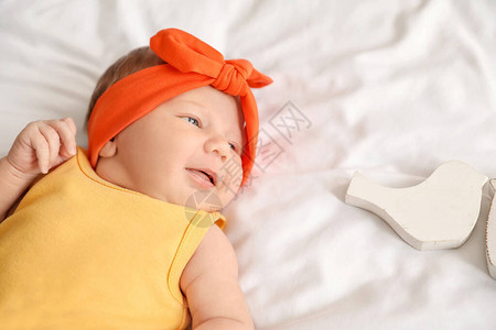 躺在床上的时尚小女婴图片