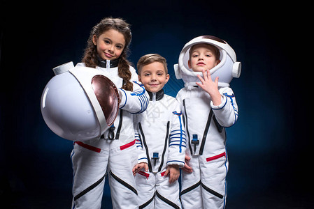 两个穿太空服的小男孩女玩宇航员看图片