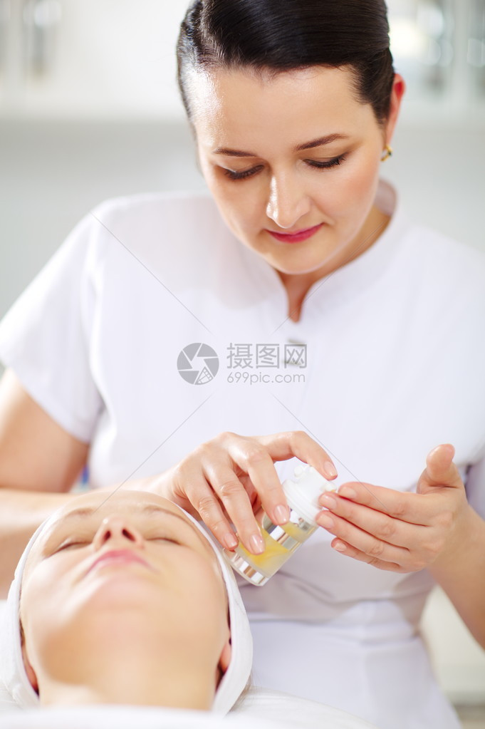 美容师在美容院手术期间将使用面部化妆品图片