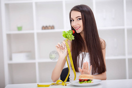 饮食饮食概念女孩选择健康食品图片