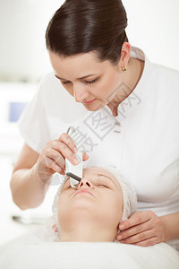 专业美容师在美容治疗沙龙提供超声波图片