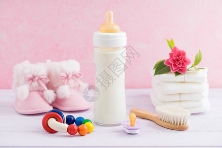 婴儿瓶奶嘴机理发刷尿布靴子和粉图片