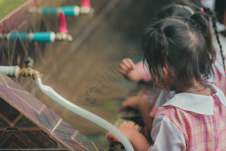 学生午饭后用水龙头喝水图片