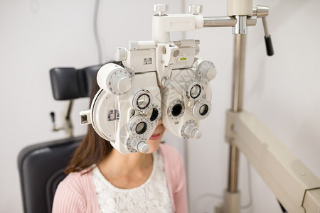 在光学诊所做眼测试的图片