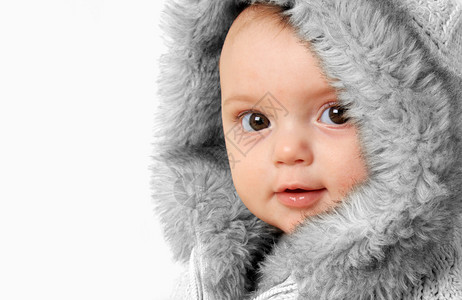 穿着冬季皮大衣的女婴背景图片