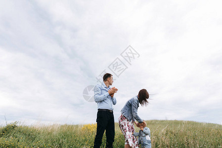 年轻家庭在田间散步时一起花图片