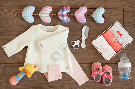 女婴的衣服鞋子附件和多彩玩具图片