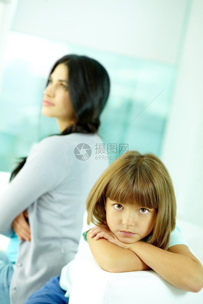 母亲和小女儿互相生气图片