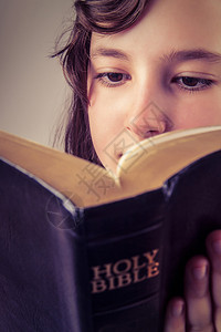 读圣经的小女孩图片