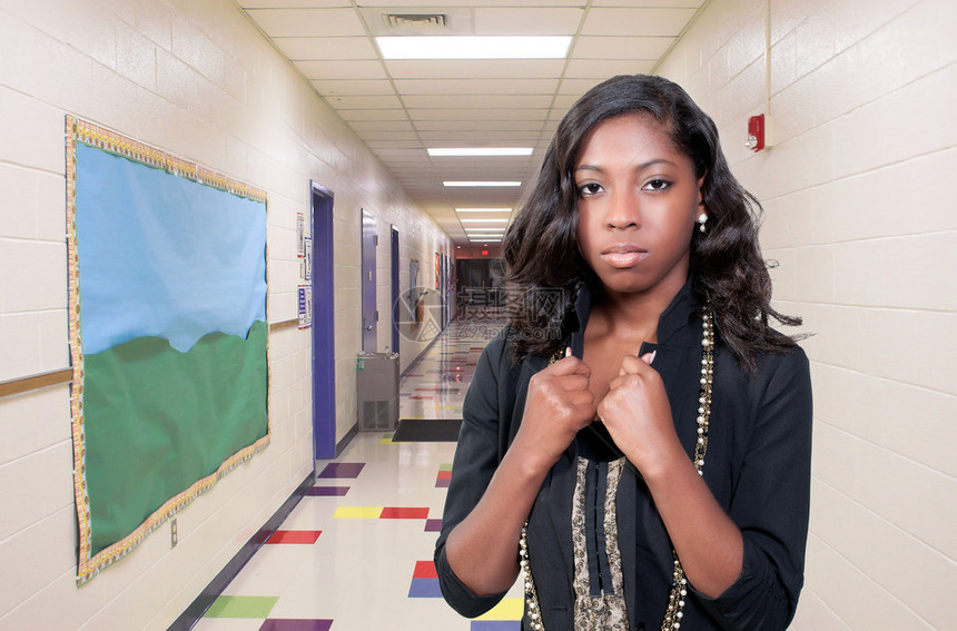 一名非裔美籍女青年学生或小学走廊的教师图片