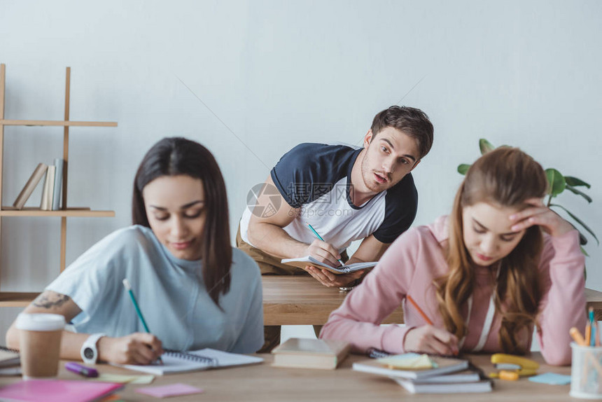 青年学生写考试而男子图片