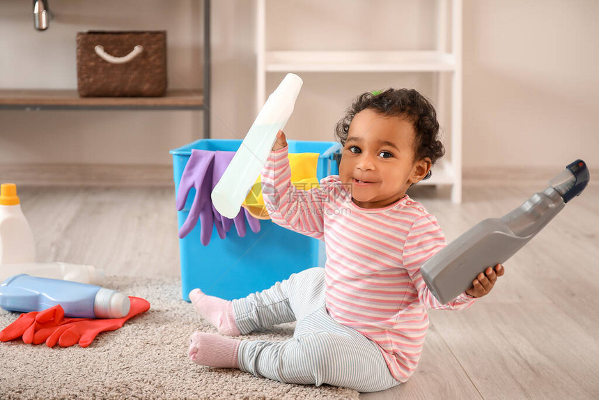 小非裔美国人婴儿在家中玩清洁用品游戏图片