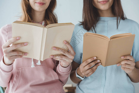 女学生一起读书的剪影背景图片