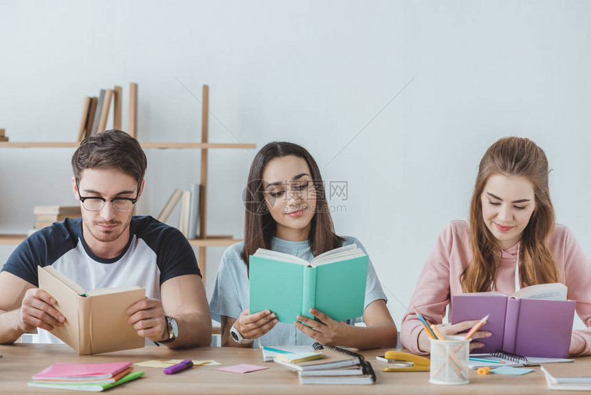 年轻的多民族学生读书图片