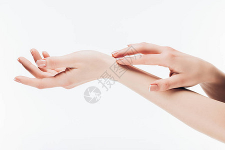 妇女将护肤霜用在白双手上背景图片