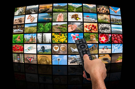 形成具有遥控的大型多媒体广播视频墙的屏幕图片