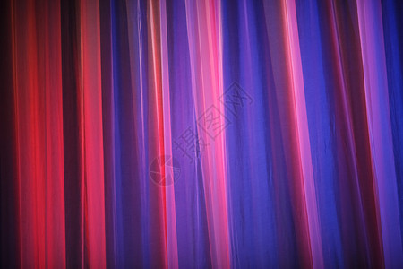 紫色剧院幕布抽象的紫色背景剧院幕布的特写聚光灯明亮的光照图片