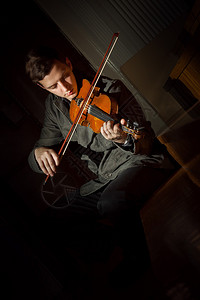 拉小提琴的年轻音乐家图片