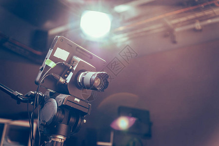 戛纳电影节电视广播演室聚光灯和设备三脚架上设计图片
