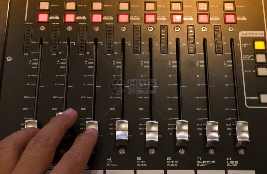 关闭混合器控制声音设备的音乐混合器均衡器控制台背景的音响技术员音频混合图片