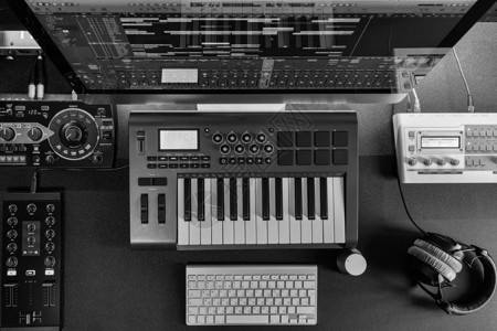 平铺音乐工作室Dj和制片设备在黑桌上图片