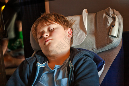 孩子睡在飞机上坐图片