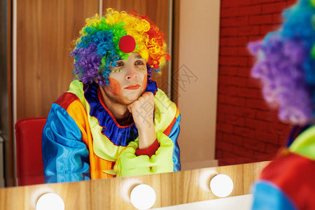 马戏团小丑在化妆室里照镜子等待娱图片