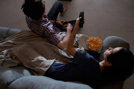 情侣吃爆米花晚上看电视从上面看图片