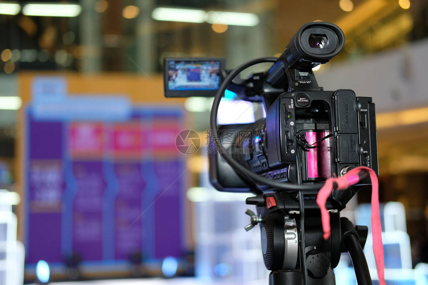 专业的视频制作摄像机在舞台上录制现场活动电视社交媒图片