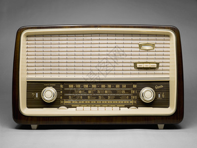 老式收音机的特写镜头图片