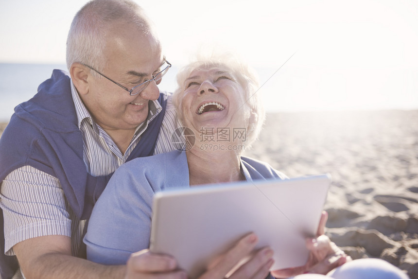 老年夫妇在海滩上享受数字平图片