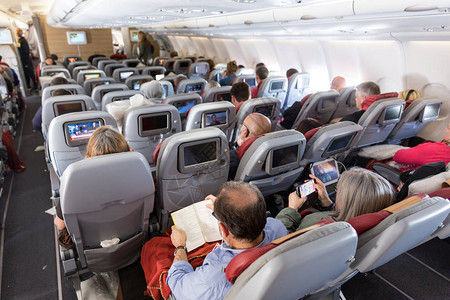 大型商用飞机的内部飞行期间座位上的图片