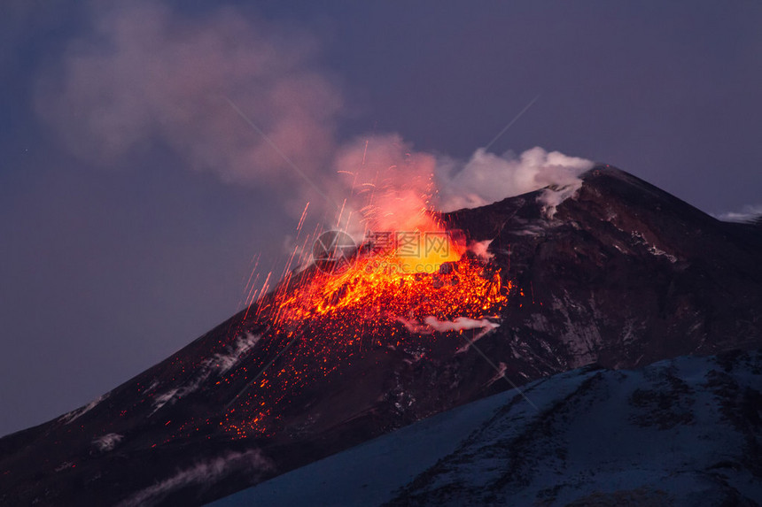 从东南火山口喷图片