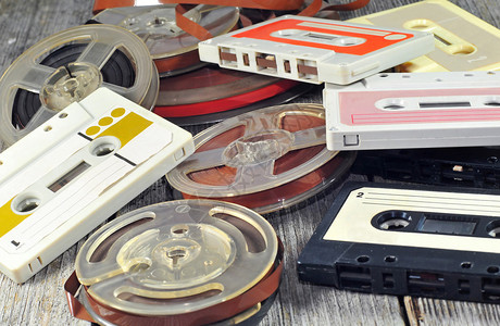 旧音乐盒式磁带和磁带的照片图片