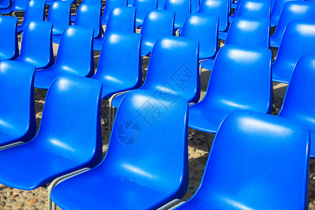 户外电影院的空蓝色椅子视图背景图片