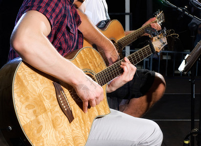 音乐会期间两个吉他手在图片