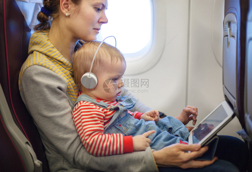 白种人母亲和幼童儿子在飞机上图片