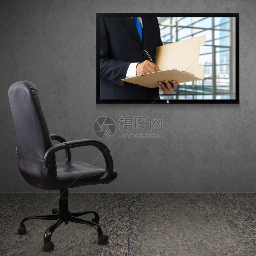 办公椅和电视屏幕图片