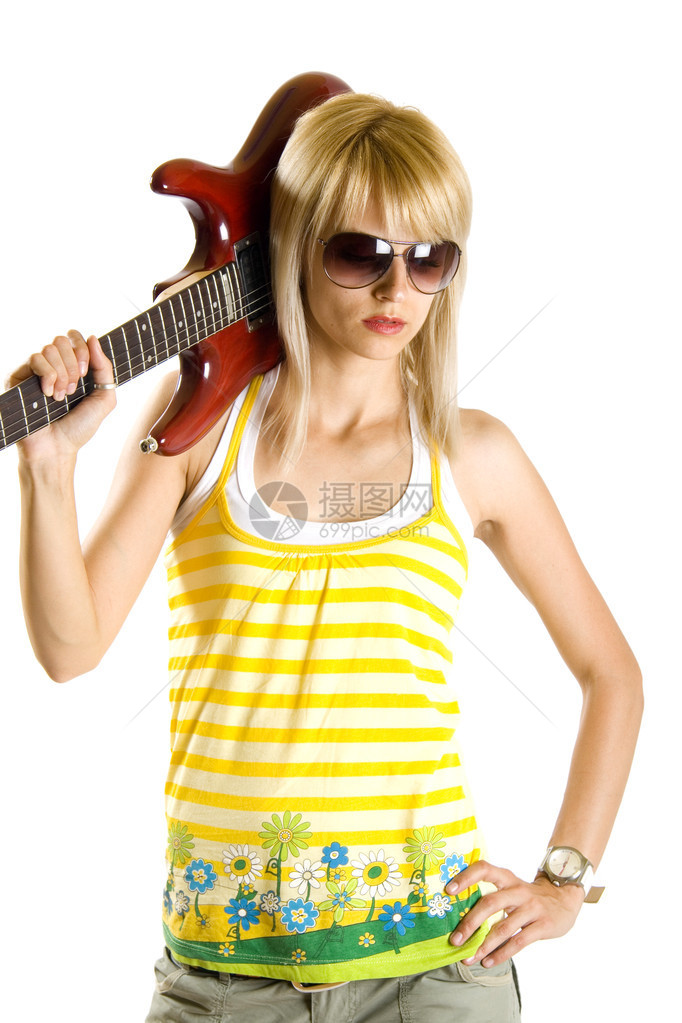肩上扛着吉他的女吉他手图片