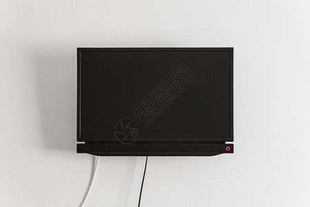 挂在墙壁背景上的黑色LCD或LED背景图片