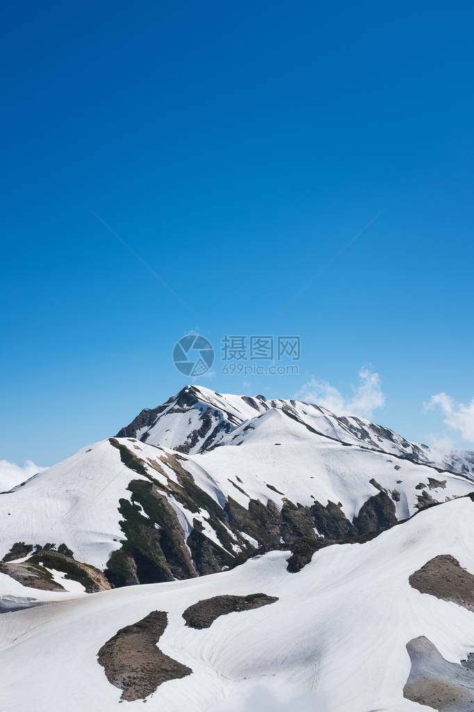 蓝天白雪皑的山景图片