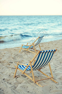沙滩上木制沙滩椅图片