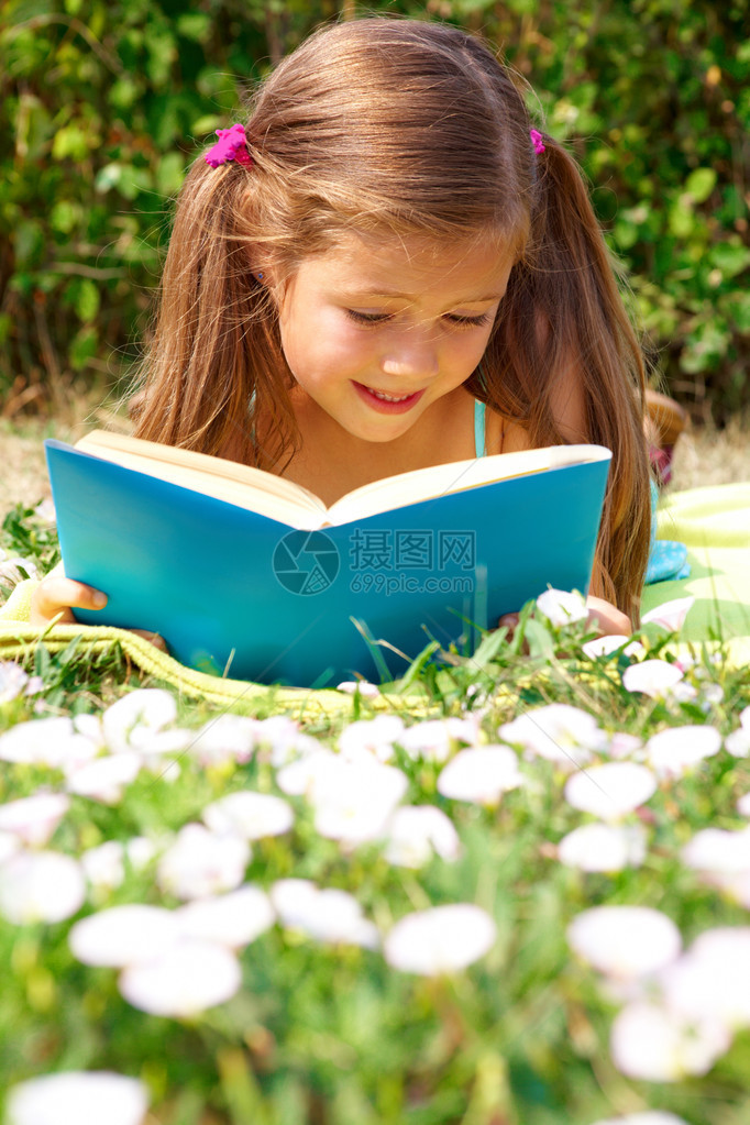 公园里阅读的小女孩图片