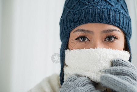 冬季穿戴制服的年轻冷冻女图片