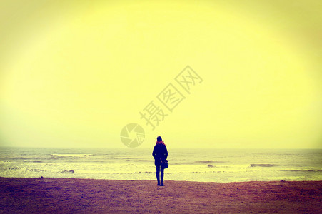 情感概念形象孤独的女子在海滩上行走英斯塔格拉图片