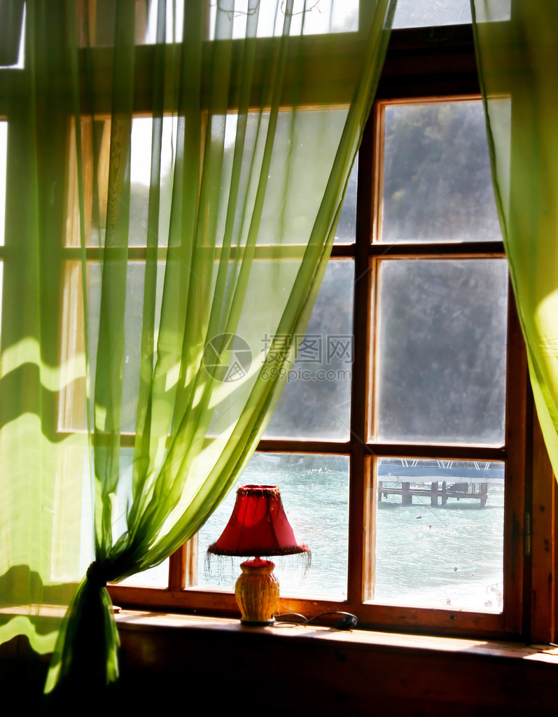 老酒店的海景木窗图片