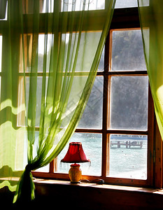 老酒店的海景木窗高清图片