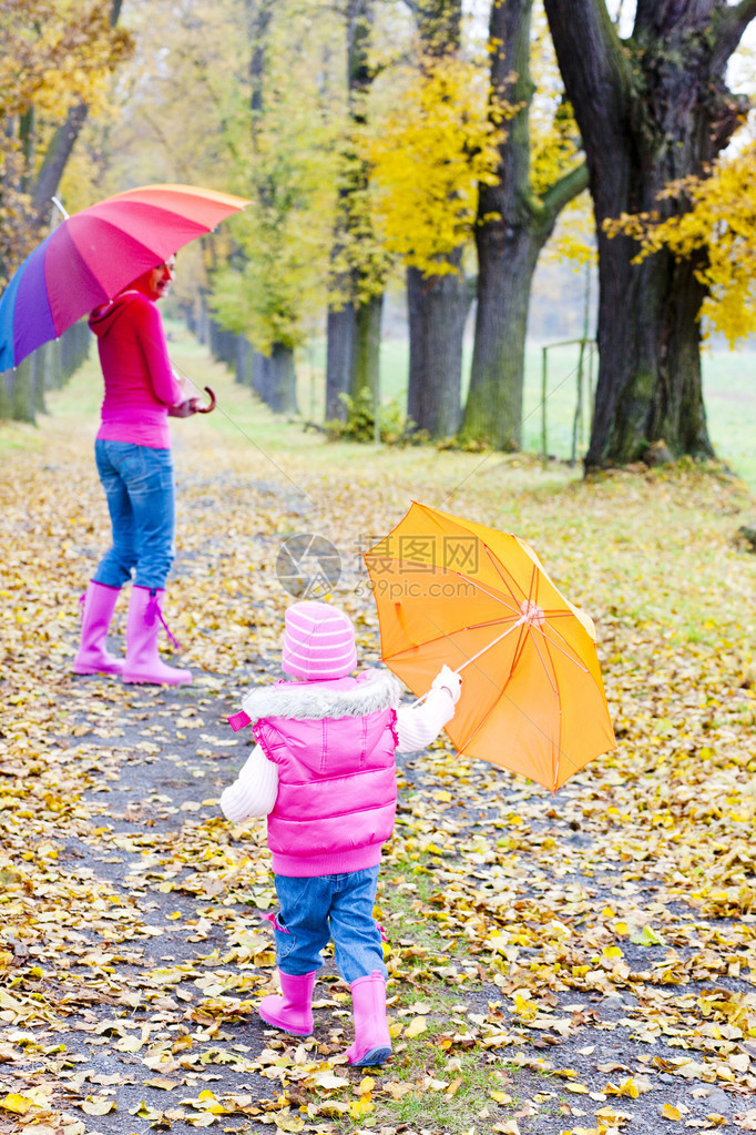 母亲和女儿在秋巷带雨图片