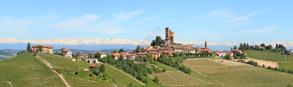 意大利北部皮埃蒙特的典型意大利小镇全景图片