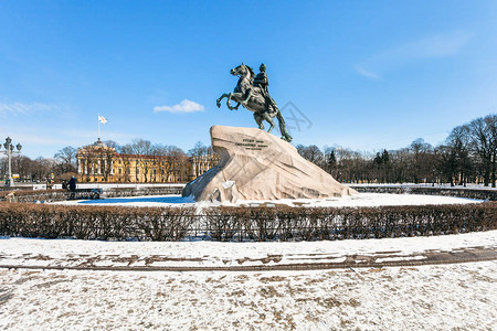 圣彼得堡参议院广场上的彼得大帝青铜骑士纪念碑纪念碑建于17681782年背景图片